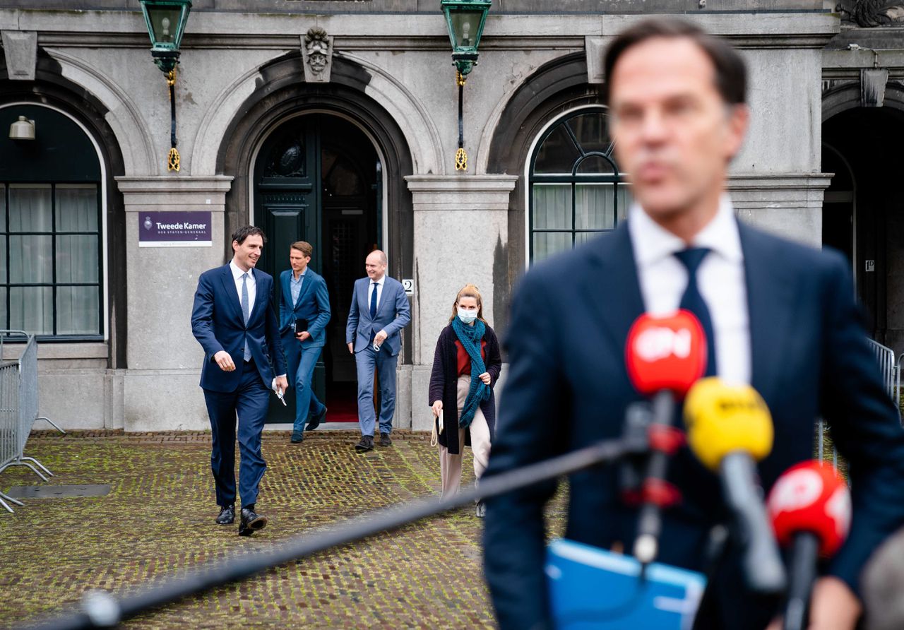CDA-leider Wopke Hoekstra (links), Gert-Jan Segers (ChristenUnie) en Mark Rutte (VVD) na afloop van het gesprek woensdagochtend met informateur Mariëtte Hamer.