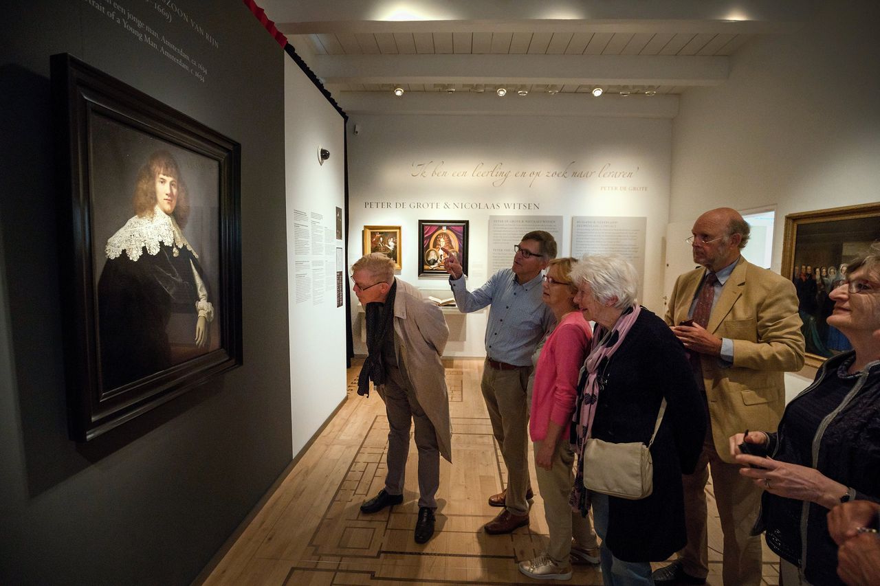De eerste bezoekers woensdagochtend in de Hermitage in Amsterdam, speciaal gekomen om de net ontdekte Rembrandt als eerste te zien.