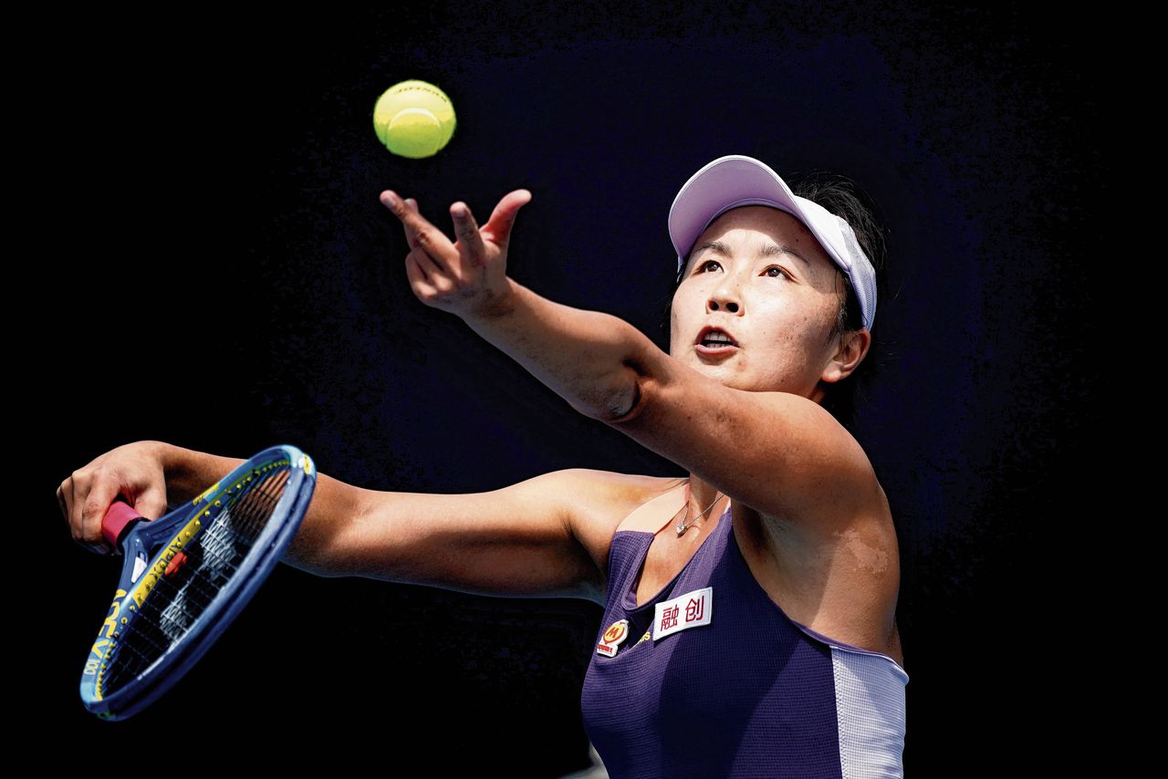 De Chinese tennister Peng Shuai kwam in november in het nieuws nadat ze een Chinese partijfunctionaris van seksuele intimidatie had beschuldigd. Daarna verdween ze.