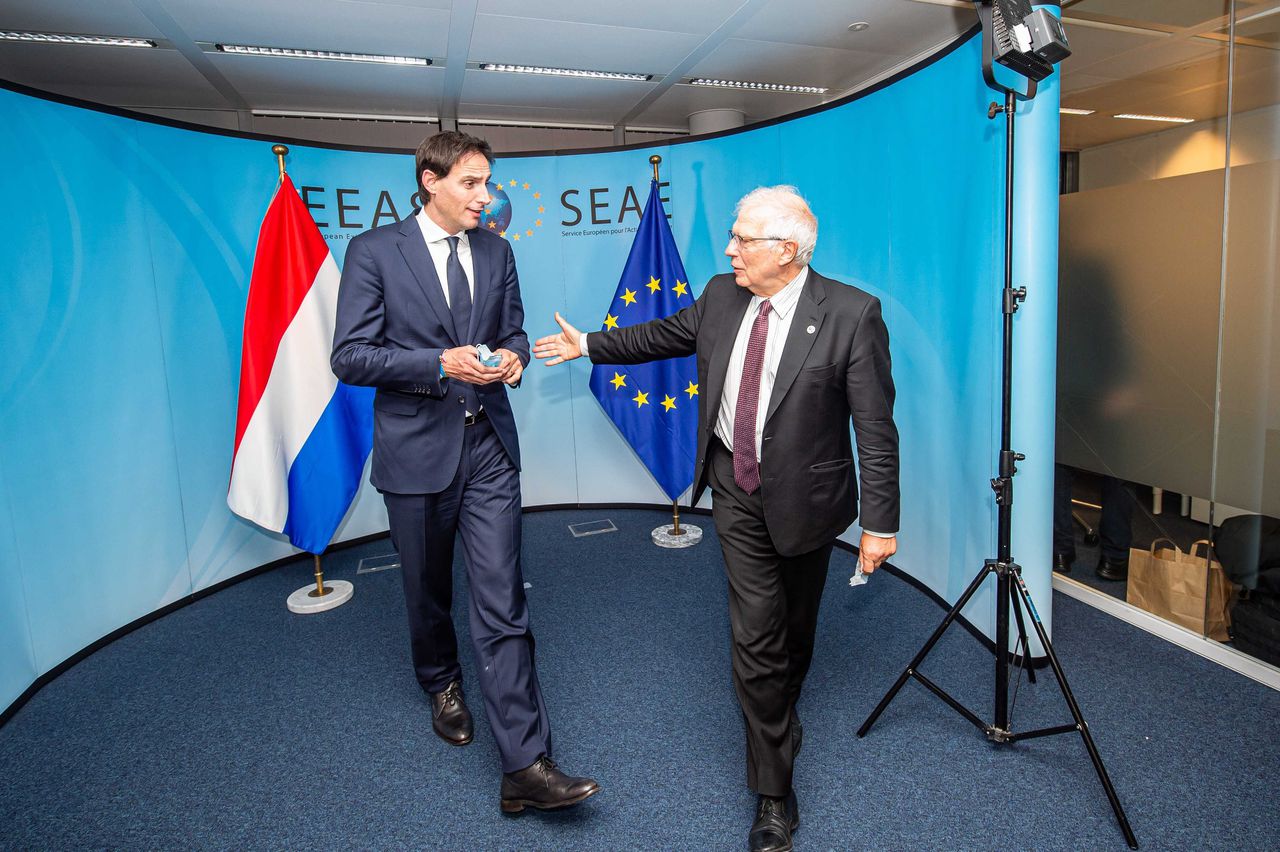 Minister Hoekstra (Buitenlandse Zaken, CDA) bezocht vorige week dinsdag in Brussel onder meer Josep Borrell (rechts), chef van de EU-diplomatie.