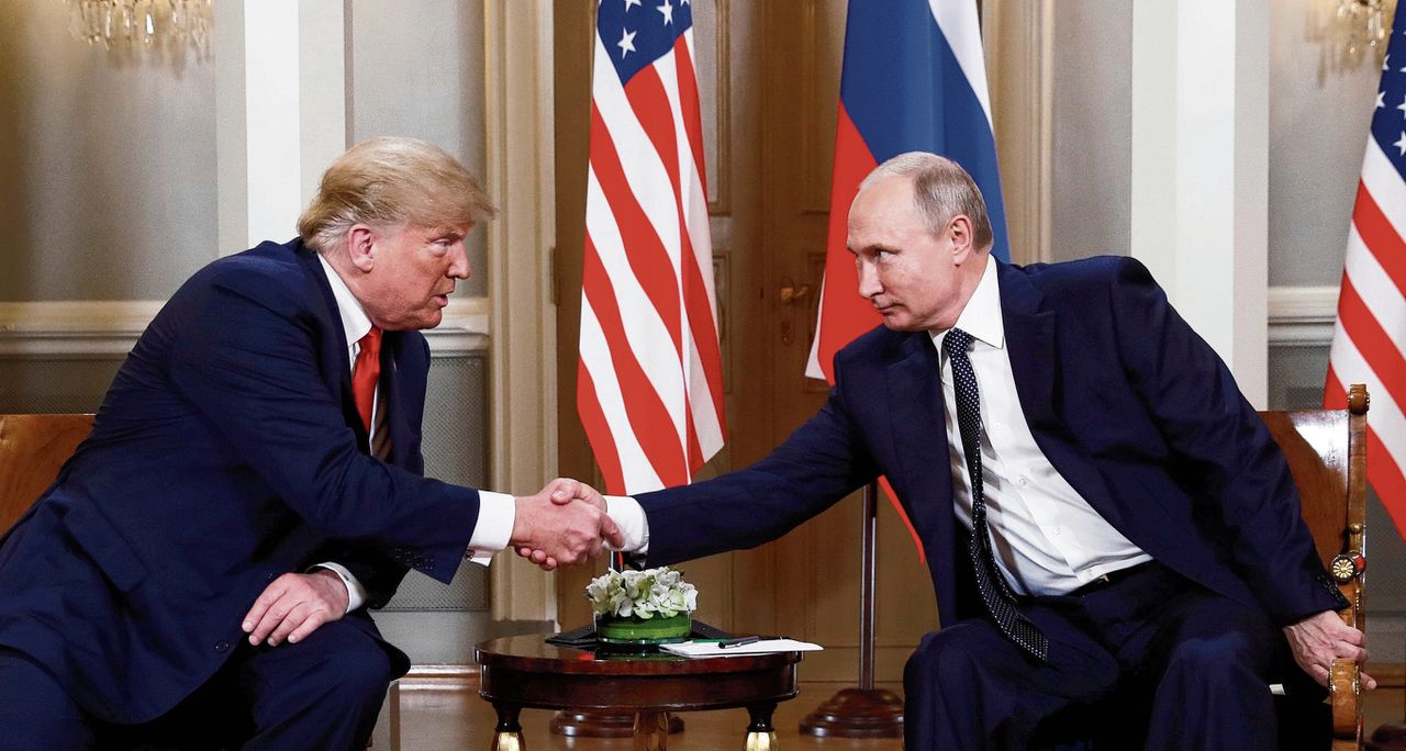 De Amerikaanse president Trump en zijn Russische collega Poetin schudden elkaar de hand in Helsinki. De handdruk duurde drie seconden, waarbij Poetin zich vastklampte aan zijn stoel.