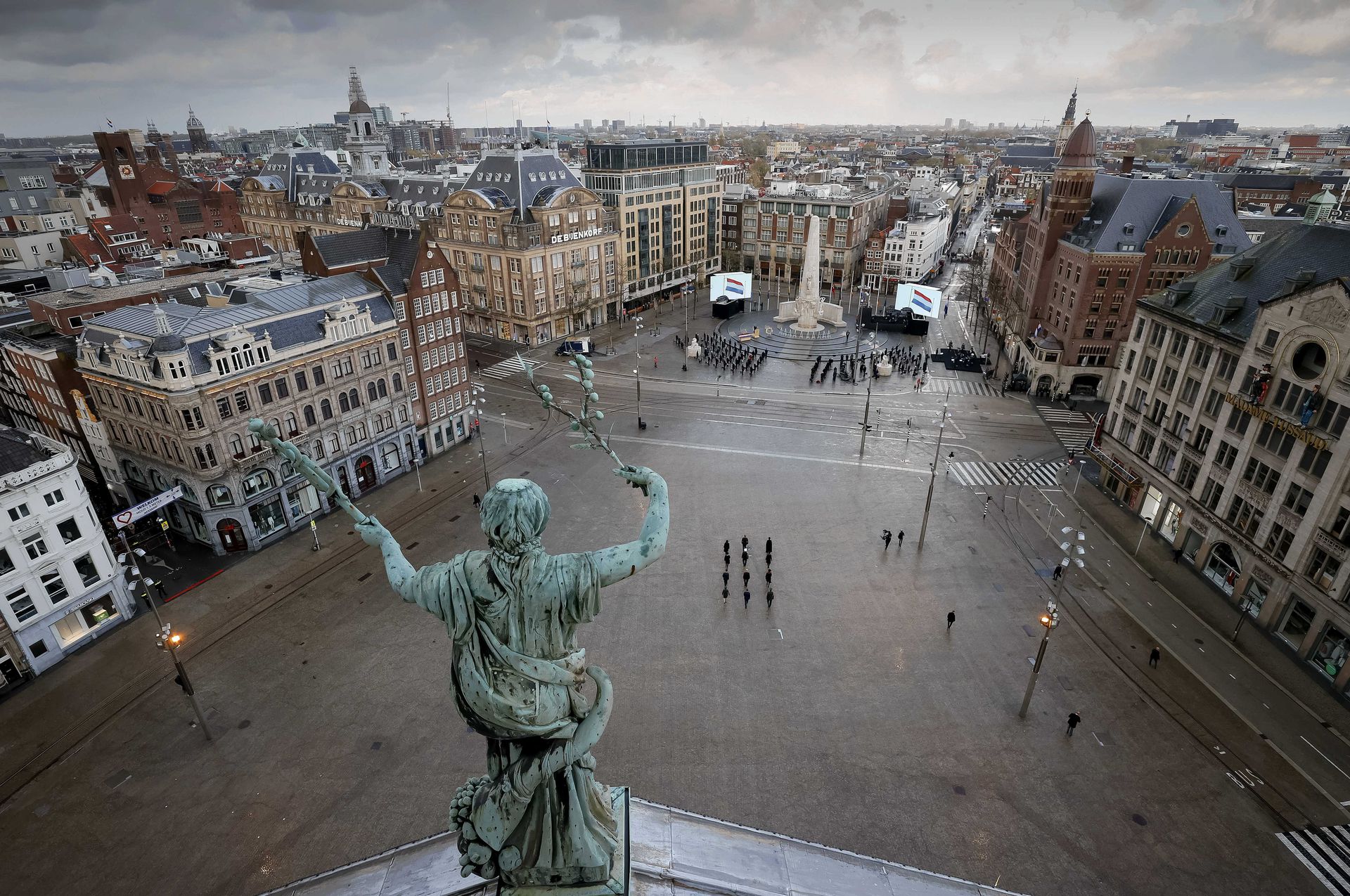 Kleine Groep Genodigden Bij Nationale Dodenherdenking Op De Dam NRC