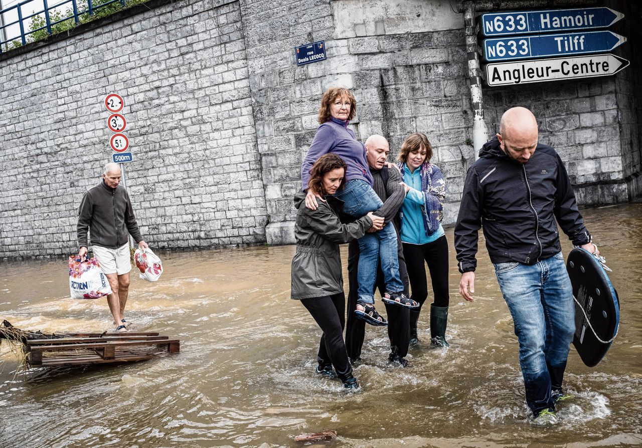 De provincie Luik, waaronder de plaatsen Angleur (boven) en Verviers (onder), werd vorige week zwaar getroffen door het noodweer. De burgemeester van Verviers was maandag kritisch over het watermanagement.