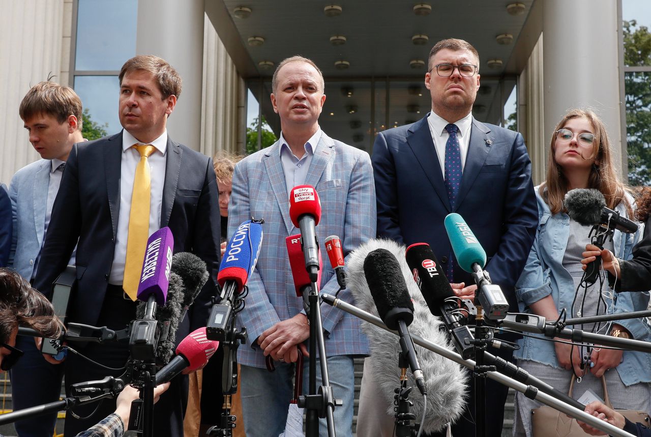 De advocaten van Navalny’s anticorruptiefonds FBK staan de pers te woord vlak voordat een rechter achter gesloten deuren het vonnis uitsprak.