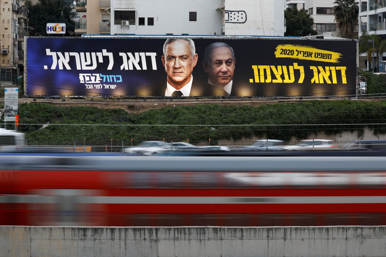 Campagneposter van oppositiepartij Blauw-Wit met partijleider Benny Gantz, en demissionair premier Benjamin Netanyahu.