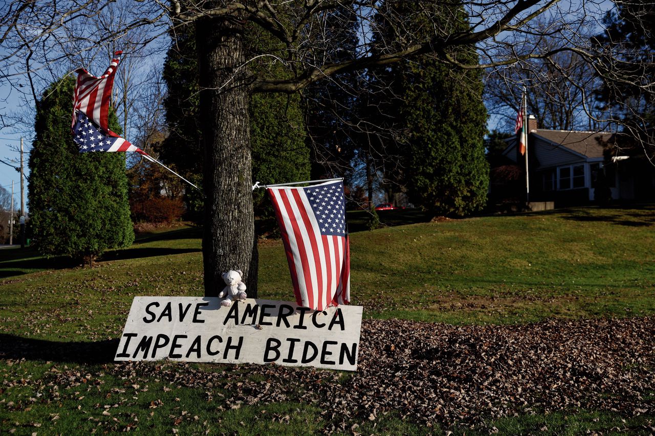 In een tuin in Canton, Ohio, wappert de Amerikaanse vlag boven een oproep om president Joe Biden af te zetten.