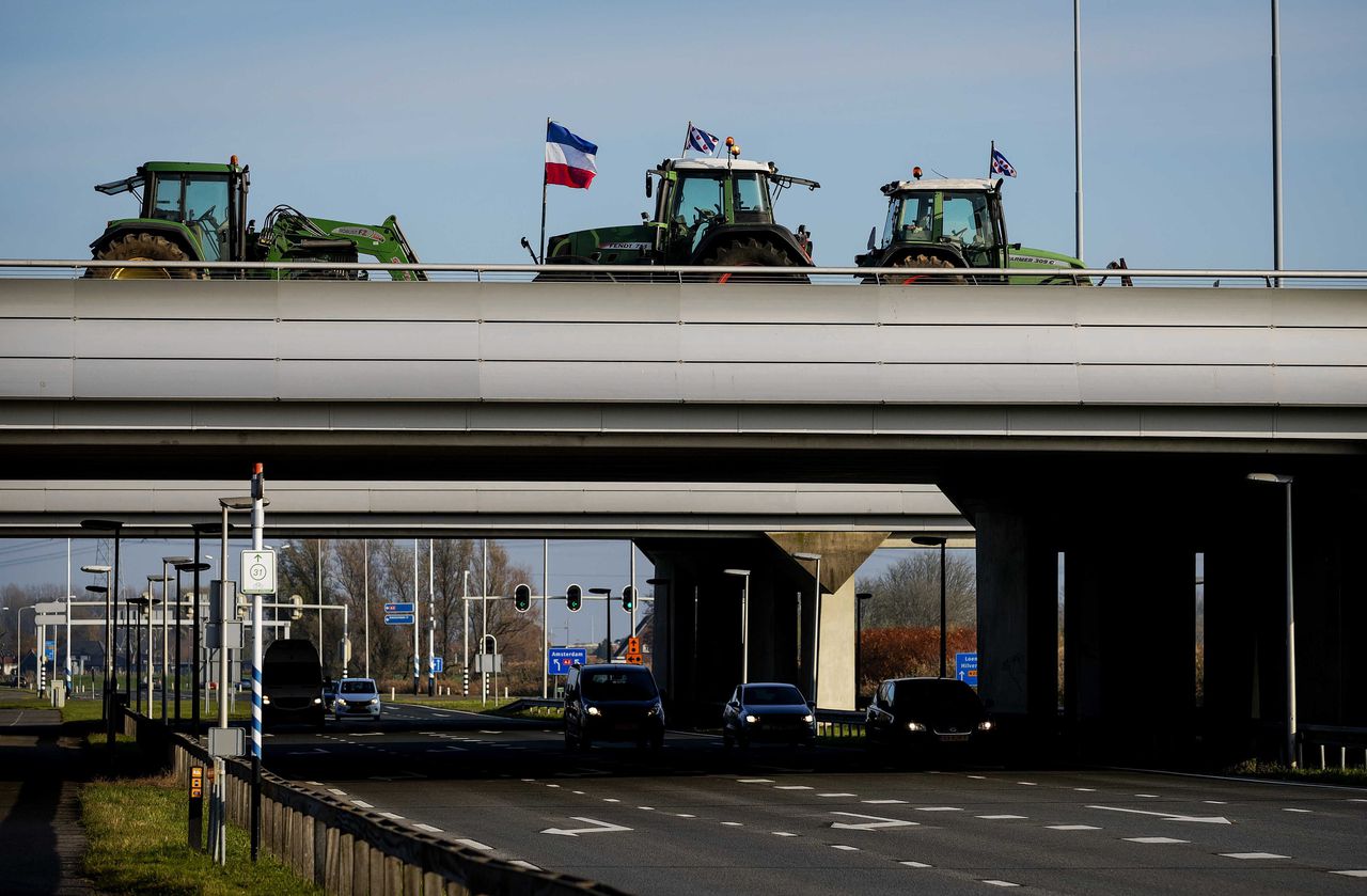 Boeren voeren actie bij de oprit van snelweg A2. Een gesprek tussen boerenorganisaties, verenigd in het Landbouw Collectief, en minister Schouten (Landbouw) over een alternatief stikstofplan mislukten.