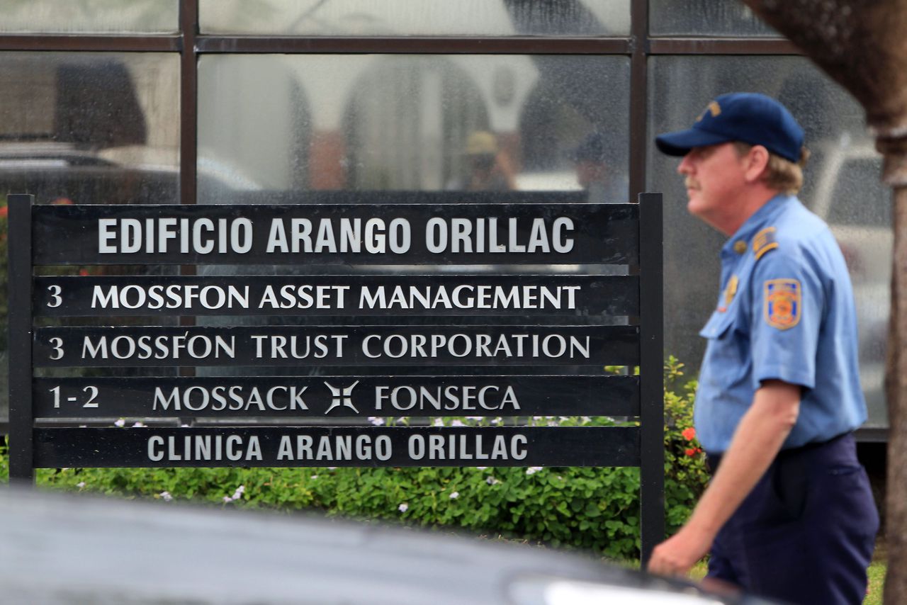 Een beveiliger houdt de wacht voor het hoofdkantoor van Mossack Fonseca, na het verschijnen van de Panama Papers.