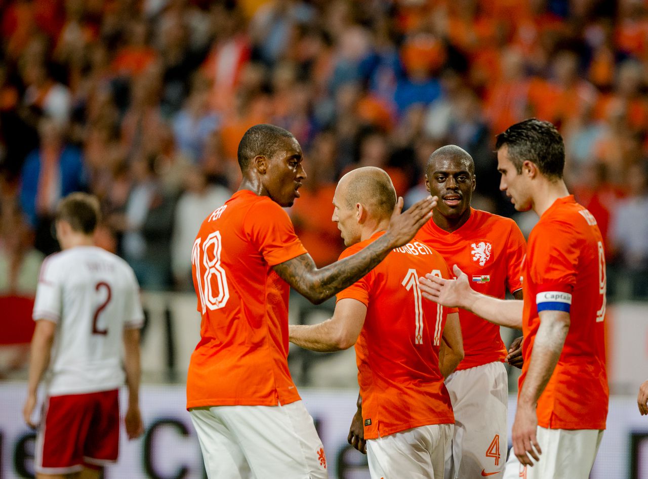 Robben (midden) viert zijn 1-0 tegen Wales.