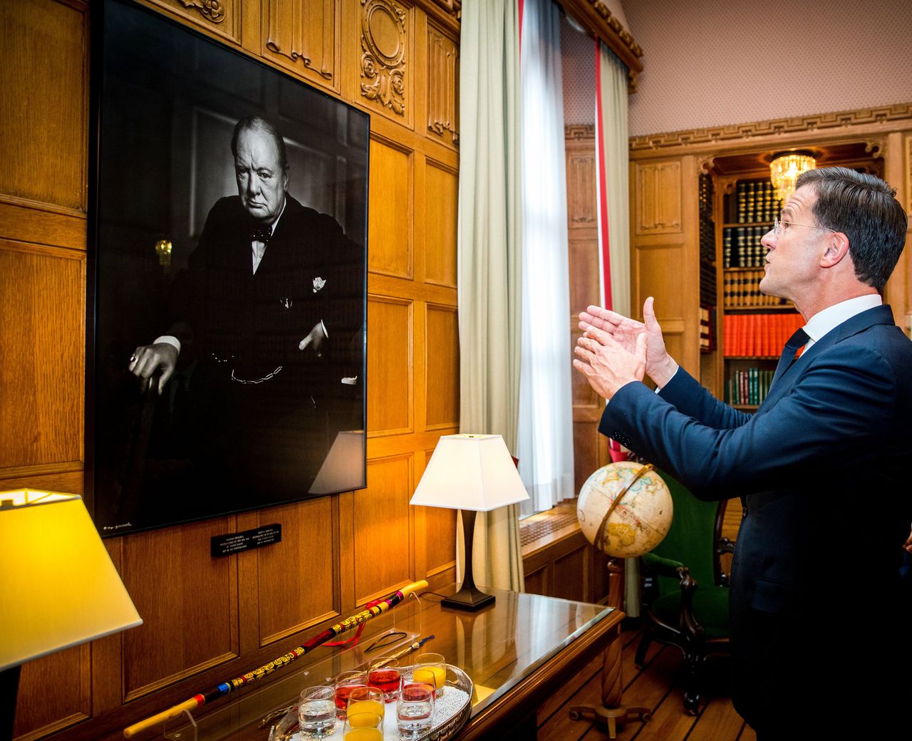 Premier Mark Rutte bij een portretfoto van Winston Churchill, voorafgaand aan een speech in het Canadese parlement in oktober 2018