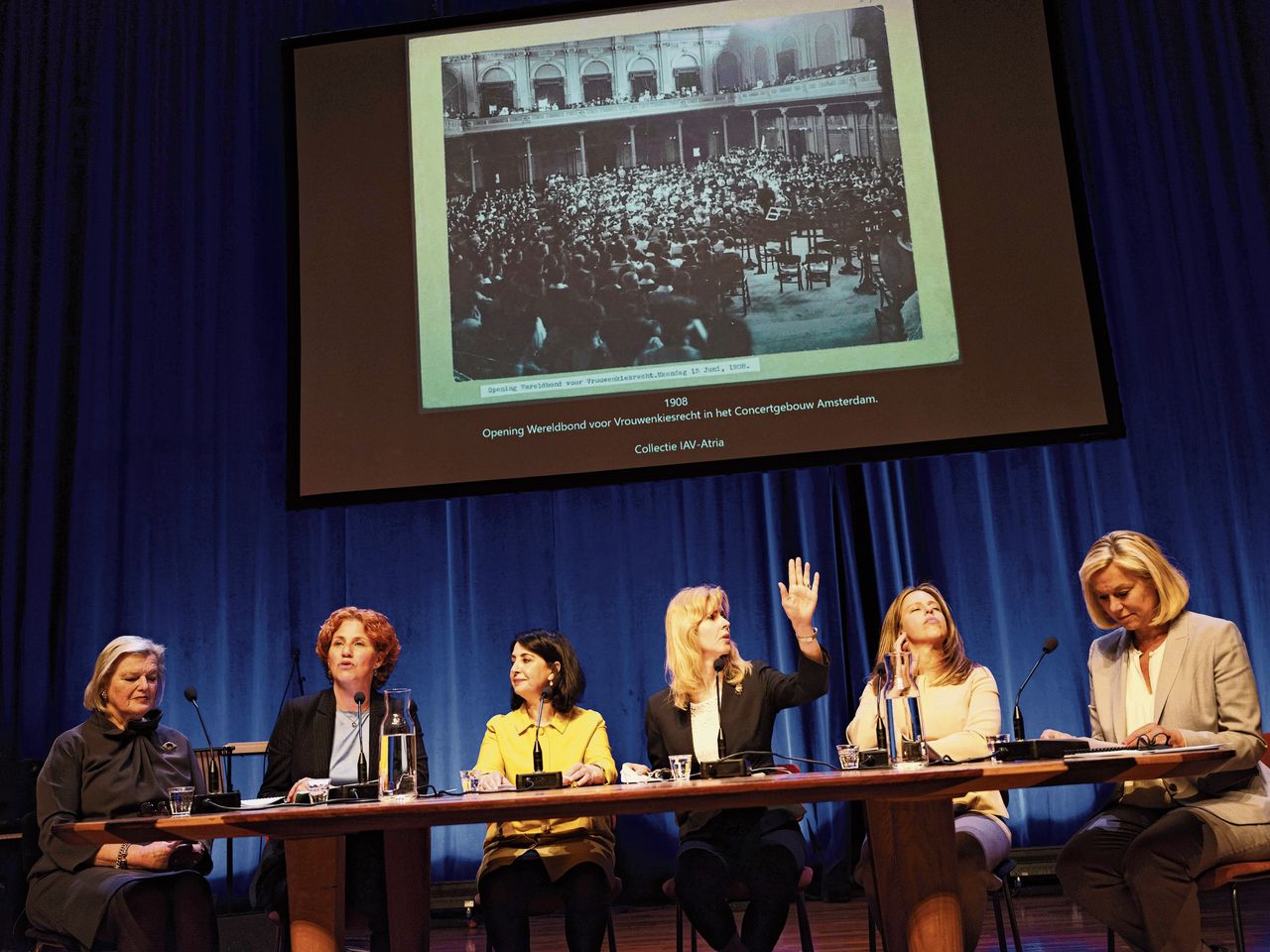 Politici voerden in Theater Frascati een ‘re-enactment’ op van het debat over de invoering van vrouwenkiesrecht. Van links naar rechts: Ankie Broekers, Kathalijne Buitenweg, Khadija Arib, Mona Keijzer, Carola Schouten en Sigrid Kaag.