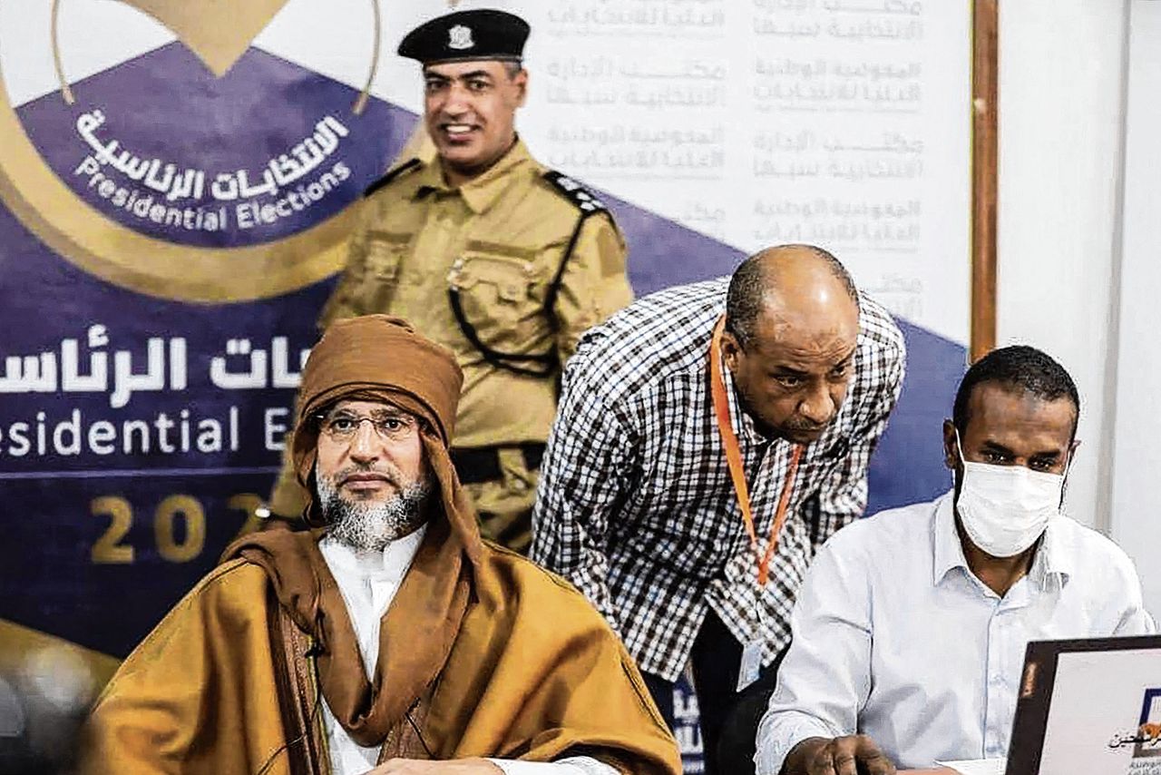 Saif Gaddafi, zoon van de Libische oud-leider Moammar Gadaffi, meldt zich zondag in de stad Sebha aan als kandidaat bij de komende presidentsverkiezingen.