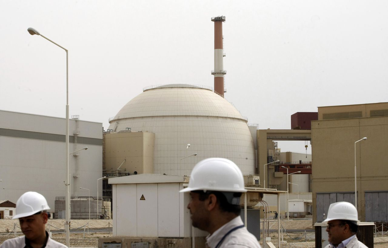 Iraanse technici bij een nucleaire centrale in de Iraanse havenplaats Bushehr in 2009.