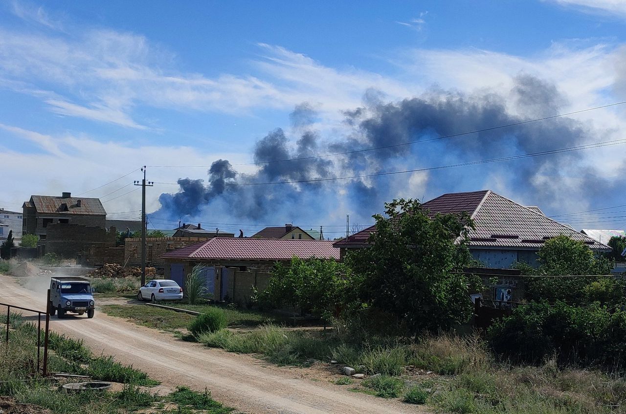 Een rookpluim boven de luchtmachtbasis vlakbij het dorp Novofedorivka.