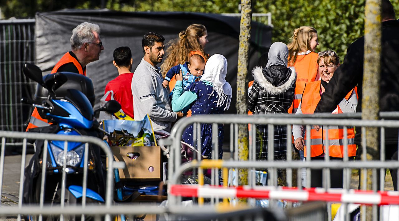De toegang tot sportcentrum Snellerpoort is afgezet met hekken. De noodopvang voor vluchtelingen werd door relschoppers belaagd.