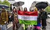 Podczas marszu protestacyjnego De Straat Op, który odbył się w sobotę 24 maja w Amsterdamie, pojawiło się wezwanie do odwiedzenia Marszu Równości w Budapeszcie. Zdjęcie Sabine Joosten/ANP