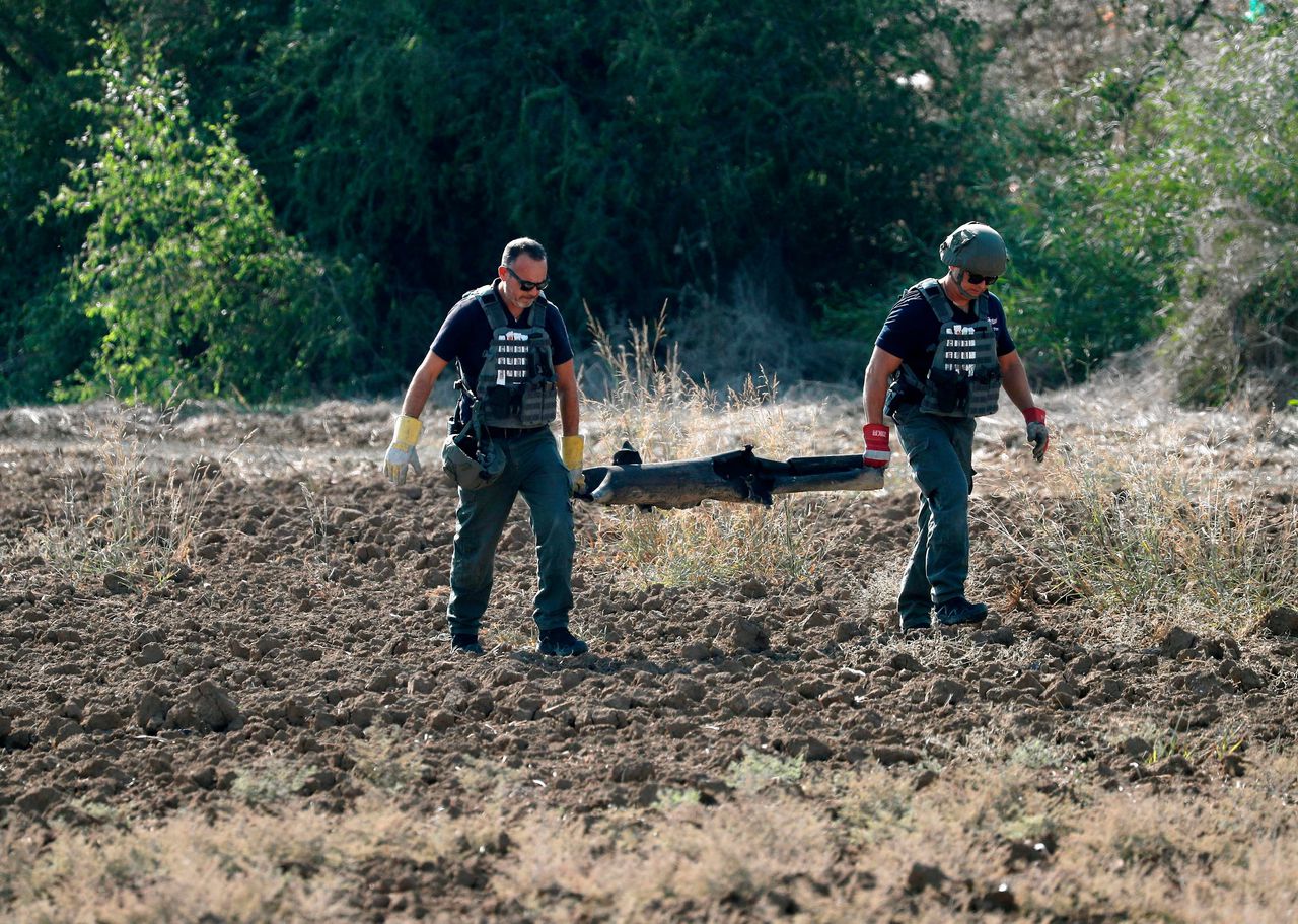 Israëlische geniesoldaten verwijderen de overblijfselen van een vanuit Gaza afgevuurde raket nabij de stad Qiryat Gat