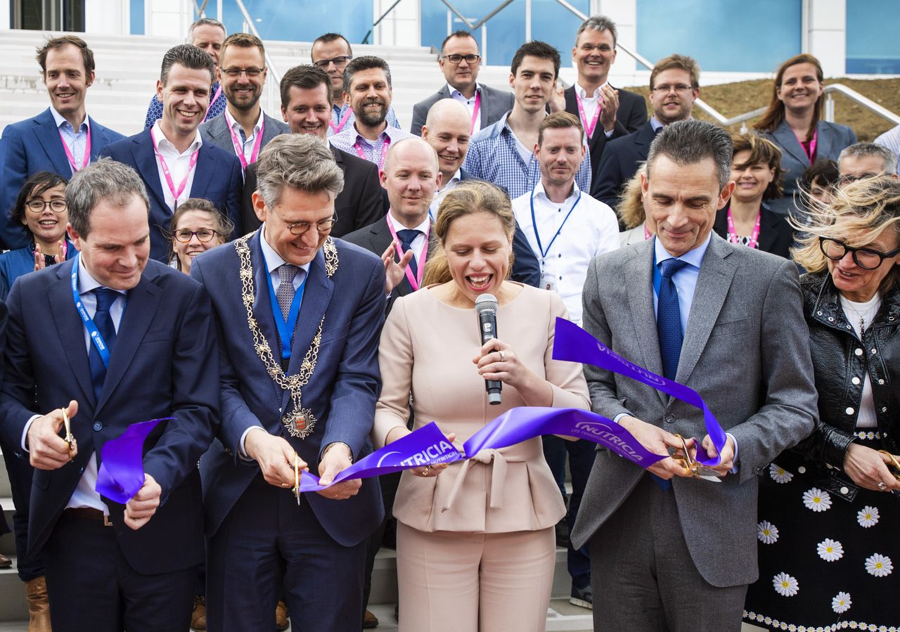 Wim Hillenaar (tweede van links) naast Carola Schouten bij de opening van een nieuwe fabriek in Cuijk. Hillenaar was vorig jaar waarnemend burgemeester van Land van Cuijk.