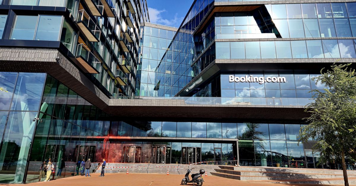 220 Booking-werknemers roepen op te stoppen met hotels in illegale nederzettingen. Het bedrijf wijkt niet