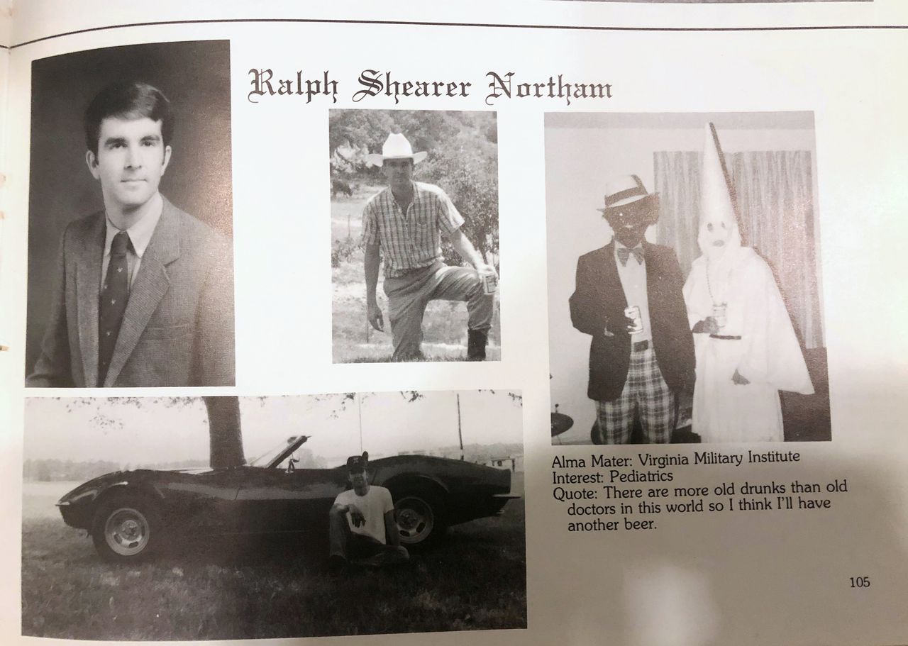 Deze foto toont het jaarboek 1984 van de huidige gouverneur van Virginia, Ralph Northam, met rechtsonder de omstreden foto.