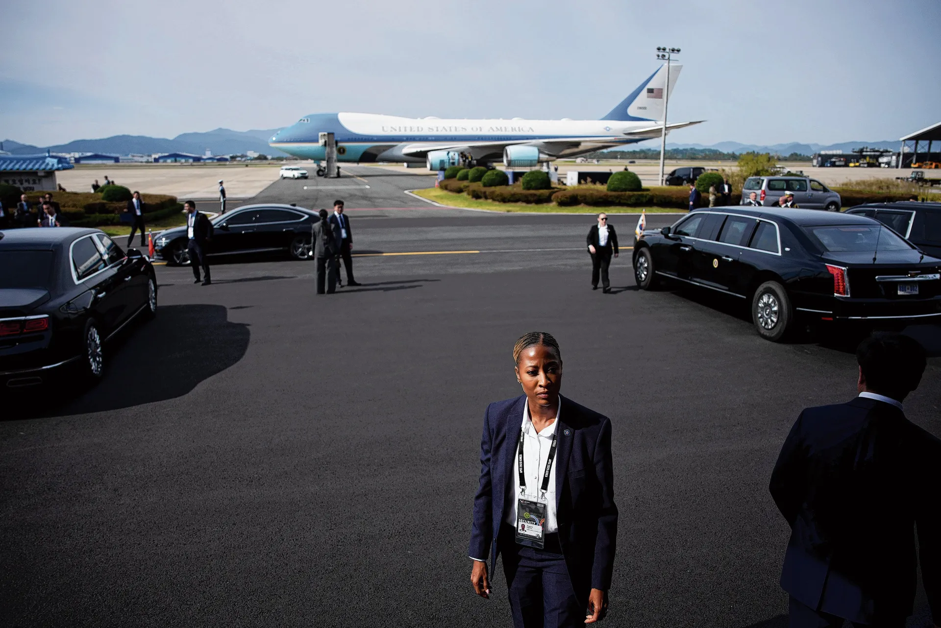 In South Korea, Chinese President Xi and U.S. President Trump spoke about food, raw materials, and chips. 