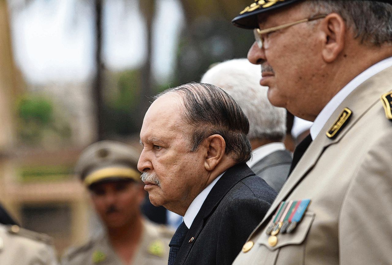 De Algerijnse President Bouteflika en legerleider Salah op een militaire parade nabij de hoofdstad Algiers, in 2012.