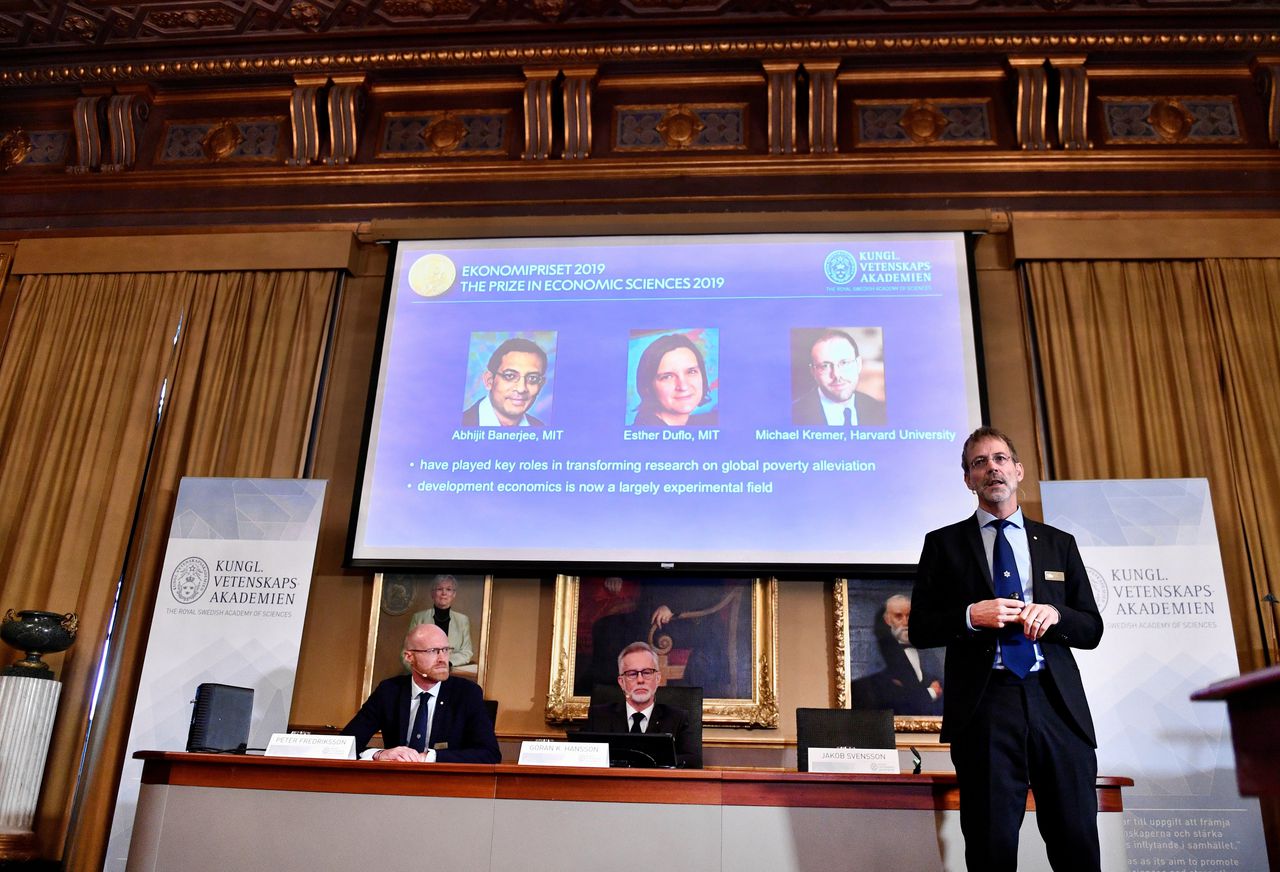 Goran Hansson (m), secretaris-generaal van de Koninklijke Zweedse Academie voor Wetenschappen, en de leden Peter Fredriksson (l) en Jakob Svensson maken in Stockholm de winnaars bekend van de Nobelprijs voor Economie 2019.