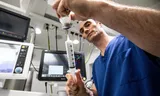 El anestesiólogo Piet de Witte utiliza una jeringa para extraer de una botella el propofol, considerado una alternativa sostenible a los gases anestésicos.