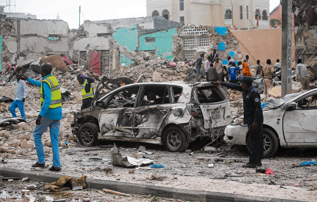 Somalische militairen, woensdag na de explosie bij het Dayah hotel.