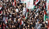 Houthi-aanhangers wonen in de Jemenitische hoofdstad Sanaa op vrijdag 12 januari een protest bij tegen de door de Verenigde Staten geleide luchtaanvallen.