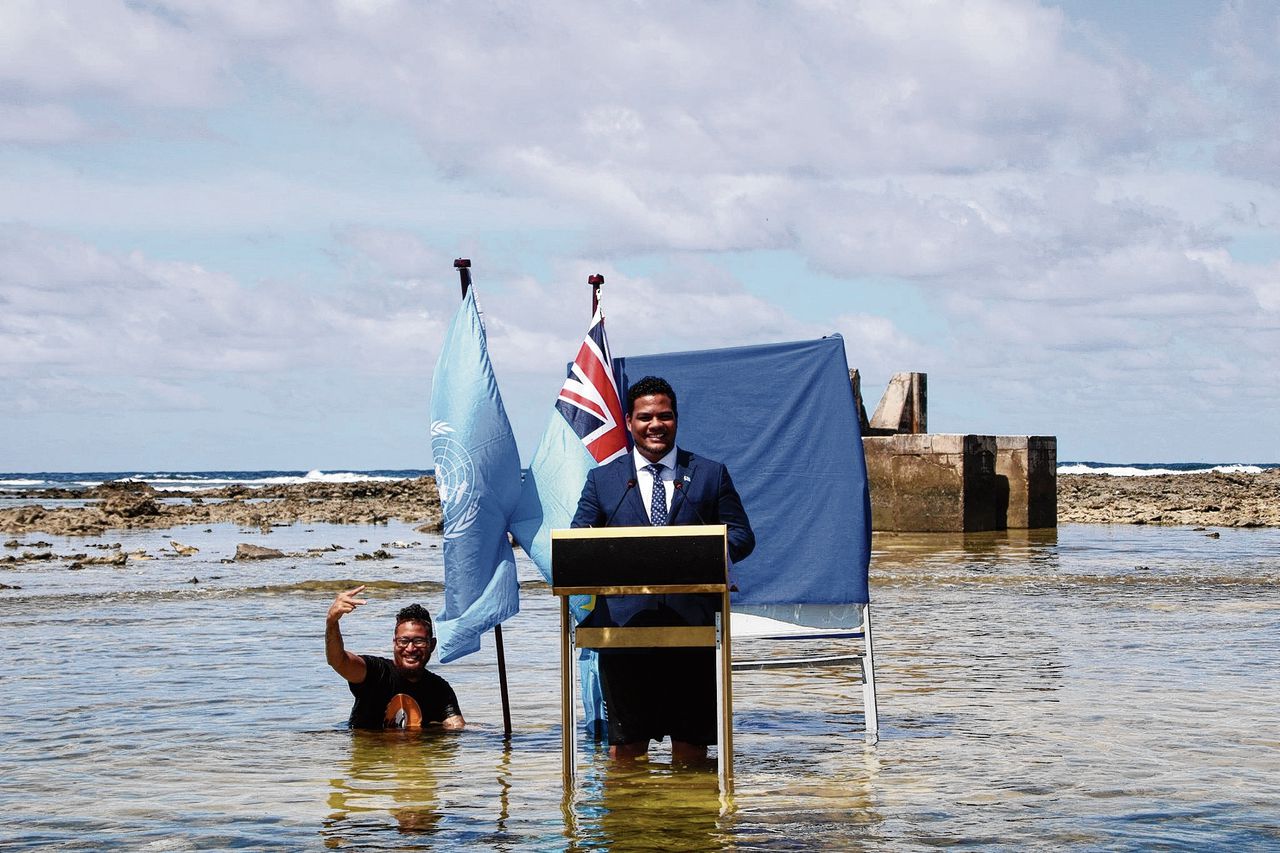 Simon Kofe, minister van Justitie, Communicatie en Buitenlandse Zaken van Tuvalu gaf dit weekend een toespraak terwijl hij kniehoog in zee stond.