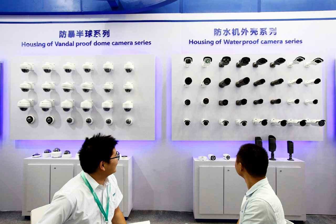 Een fabrikant presenteert bewakingscamera's bij een expositie in Shenzhen
