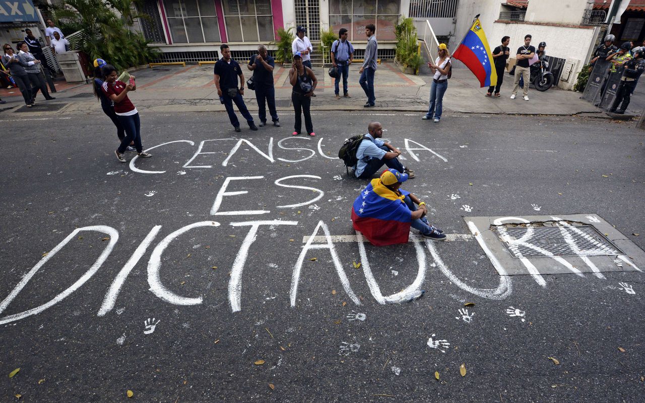 Studenten hebben ‘censuur is dictatuur’ op straat geschreven, een boodschap aan president Maduro.