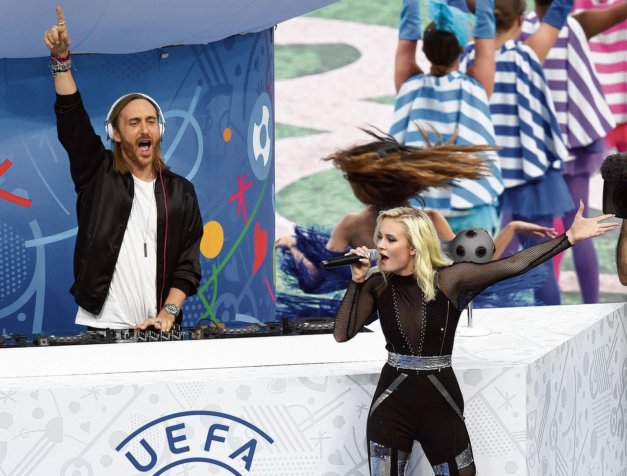 Dj David Guetta (l) met zangeres Zara Larsson tijdens de openingsceremonie van het EK voetbal 2016. Guetta’s EK-hymne This One’s For You (2016) is alweer uit het collectieve geheugen verdwenen.