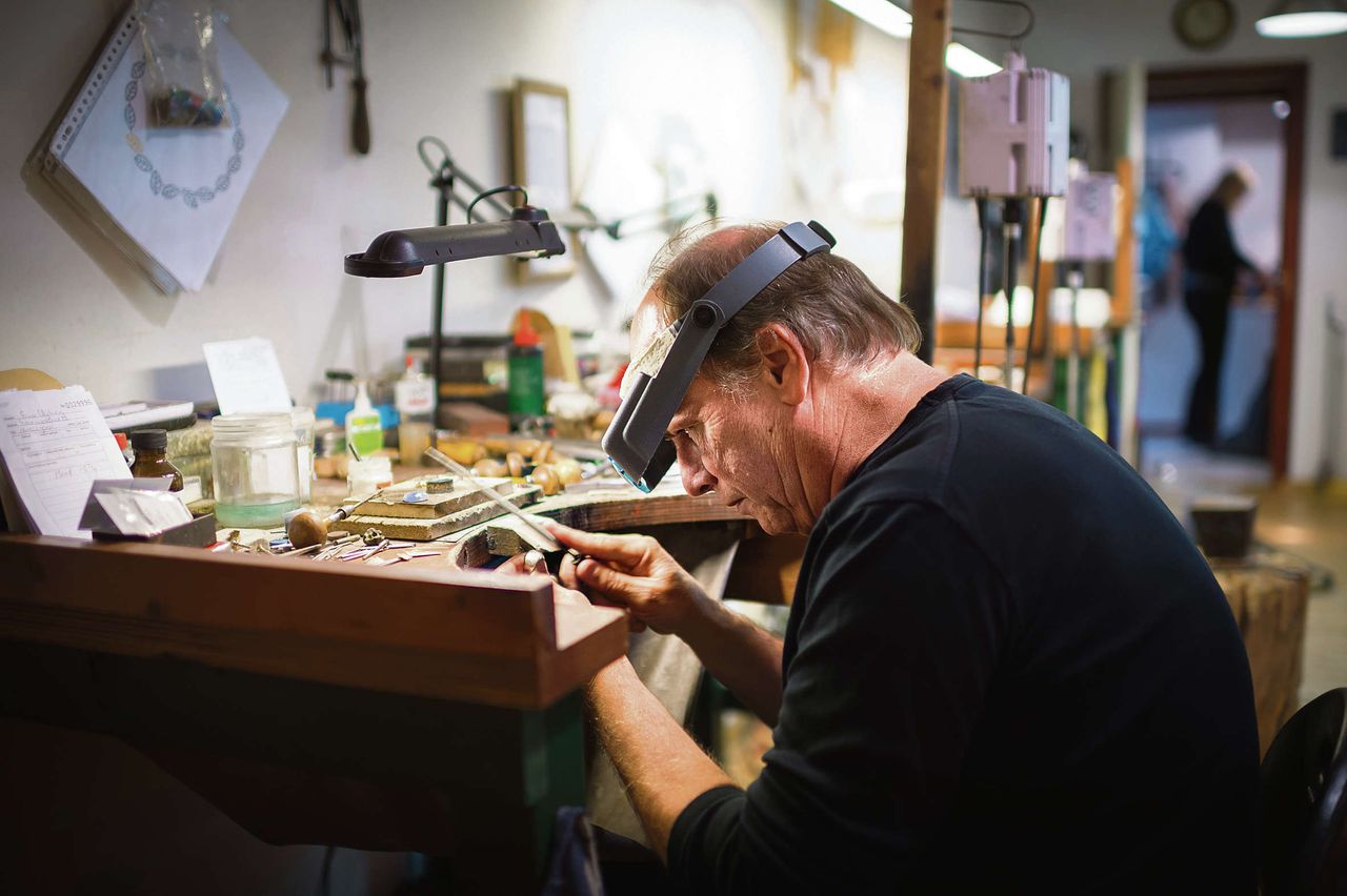 Goudsmid René van Tol aan het werk in zijn atelier van zijn winkel Van Tol & Breet. Hij is medeoprichter en voorzitter van het Bossche Gilde van Goudsmeden.