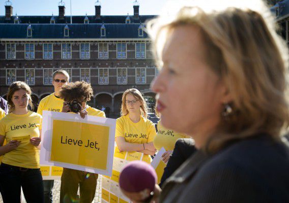 In mei dit jaar overhandigde de Landelijke Studenten Vakbond op het Binnenhof ruim 6000 lieve kaartjes aan minister Jet Bussemaker. Daarin uitten zij hun zorgen over de bezuinigingen op het hoger onderwijs.
