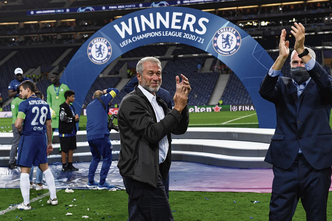 Roman Abramovitsj, eigenaar van Chelsea, nadat de club op 29 mei de Champions League won in Portugal.