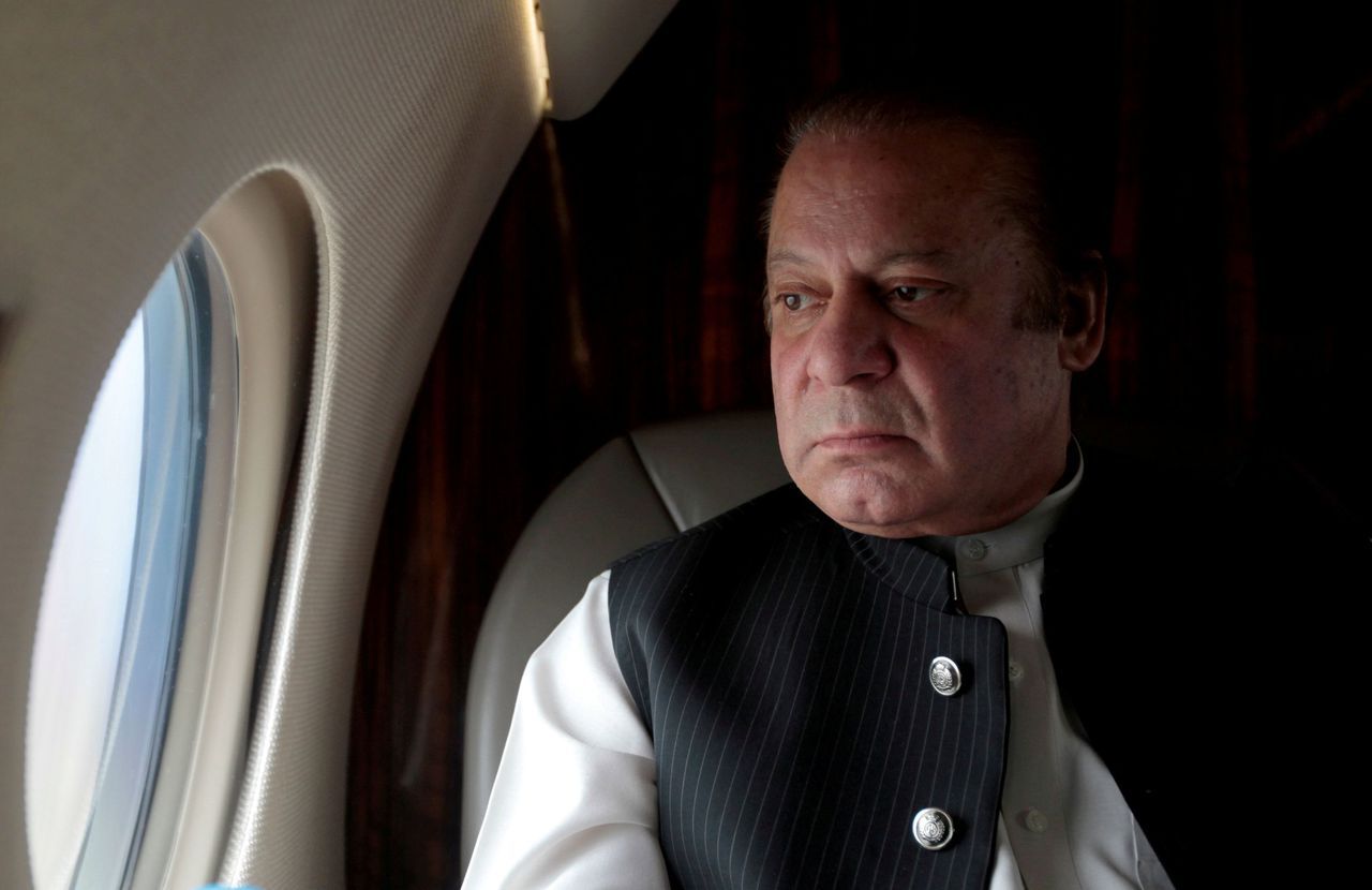 Premier Nawaz Sharif in zijn vliegtuig, op archiefbeeld.