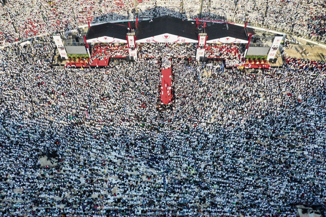 Campagne-bijeenkomst van presidentskandidaat Prabowo Subianto en zijn running mate Sandiaga Uno in het Bung Karno-stadion in Jakarta, op 7 april.