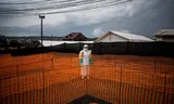 Een zorgmedewerker in een ebolabehandelcentrum in Buni, Congo, 2018.