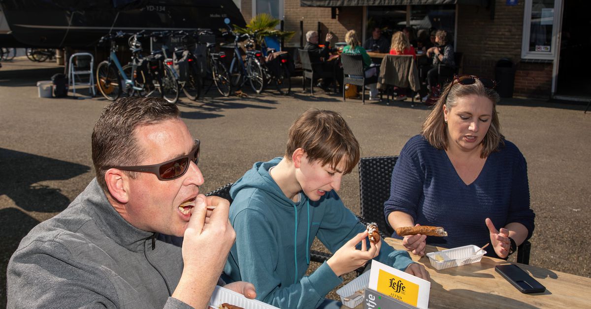 Op frikandellentocht in Dordrecht. ‘Een kroket is zwaar, maar een frikandel kan ik zo wegsmikkelen’