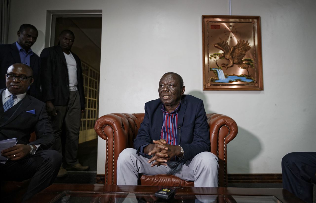 Oppositieleider Tsvangirai spreekt de pers toe