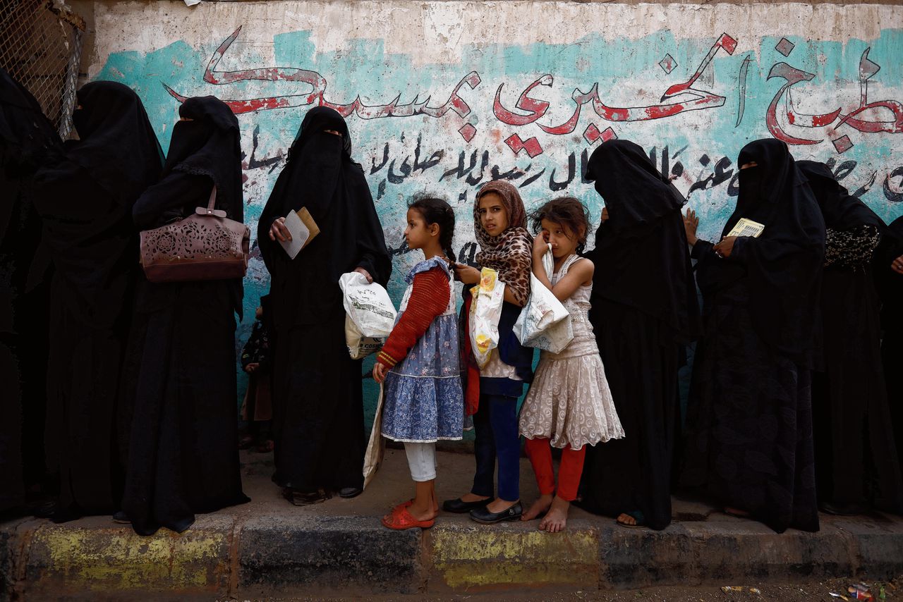 Jemenitische vrouwen en kinderen in de rij voor een voedselbank. De gezondheidszorg is er uitermate fragiel.