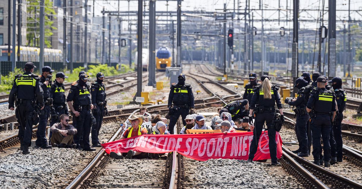 Politie verwijdert demonstranten Extinction Rebellion op het spoor station Utrecht, treinverkeer ligt stil