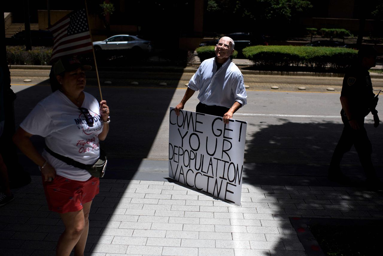 Een antivaxer verkleed als president Biden protesteert tegen de vaccinatiecampagne, eind juni.