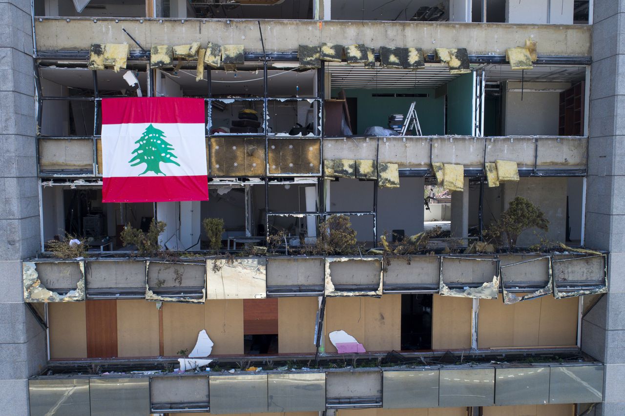 De ravage in Beiroet is enorm na de explosie. De foto werd genomen in een wijk nabij de haven.