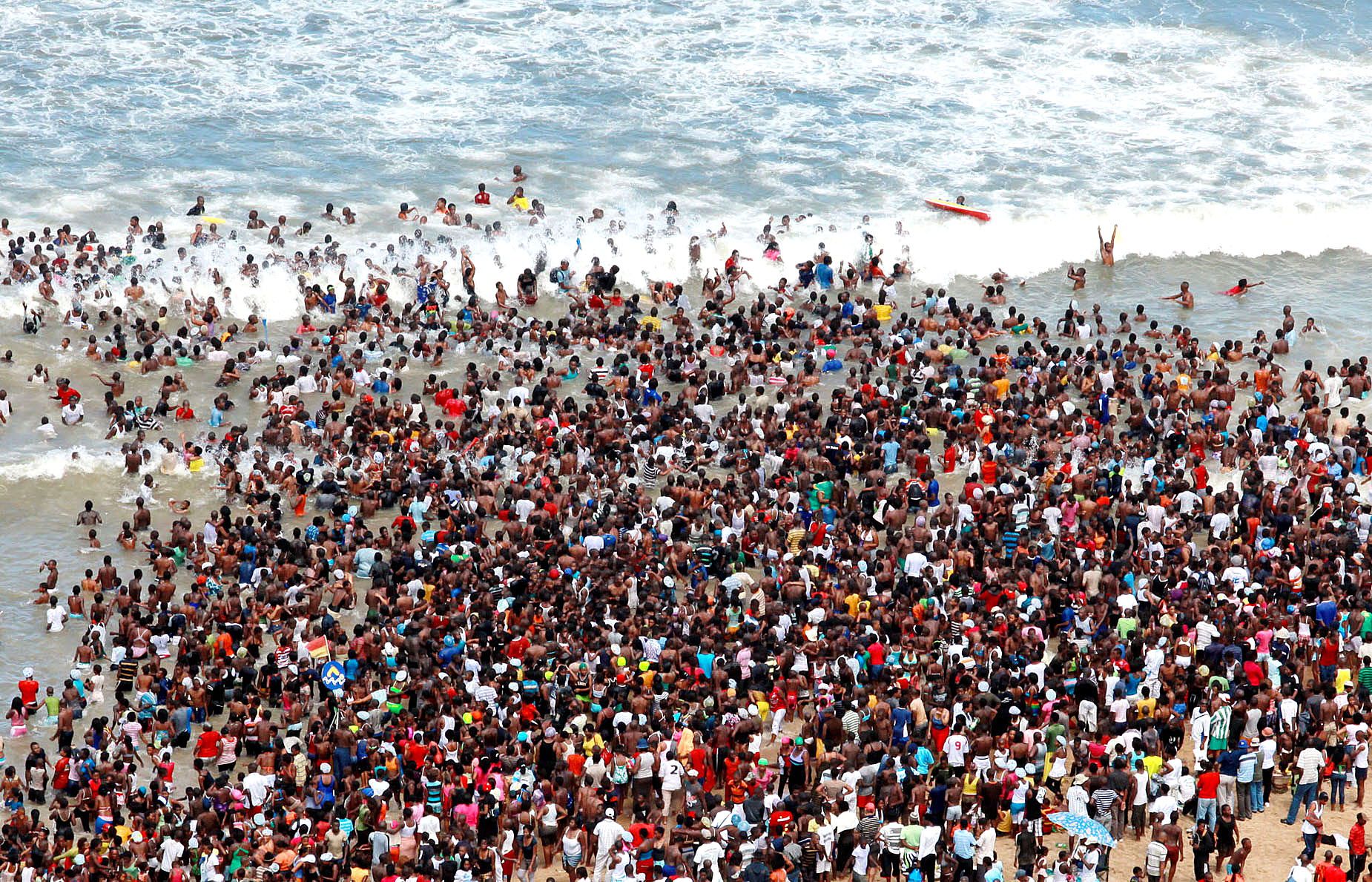 Million of people use. Толпа африканцев. Американский пляж много людей. Картинки много людей на пляже. Пляж много земли.