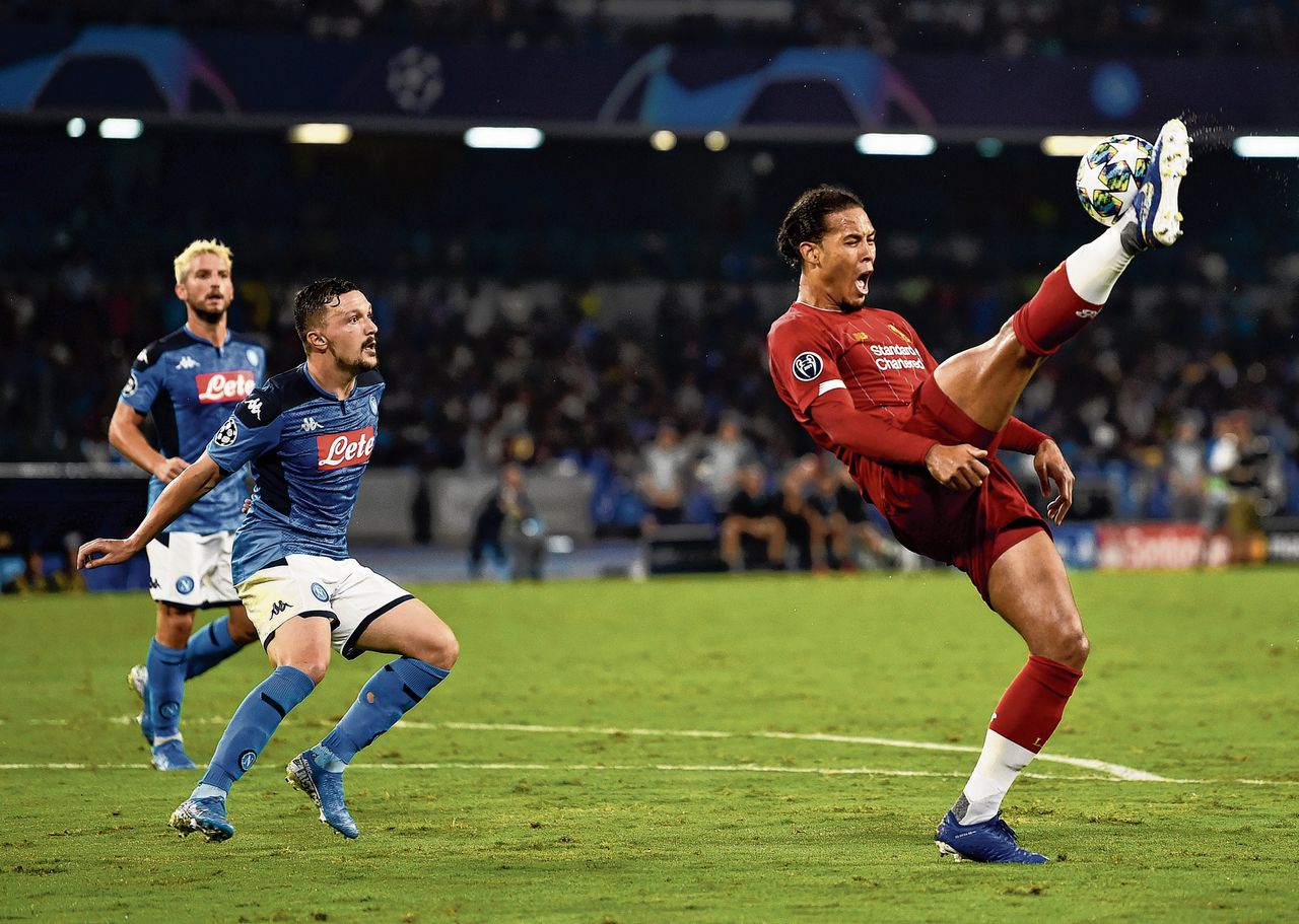 Virgil van Dijk in actie voor Liverpool in de Champions League tegen Napoli.
