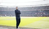 Robin van Persie aan de zijlijn in de Kuip bij de klassieker Feyenoord-Ajax in maart.