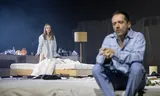 Ilke Paddenburg en Eelco Smits in ‘De wetten’ van Eline Arbo bij ITA. Pas als de kunstenaar, gespeeld door  Smits, het toneel betreedt, lijkt regisseur Arbo iets gevonden te hebben om beet te pakken.